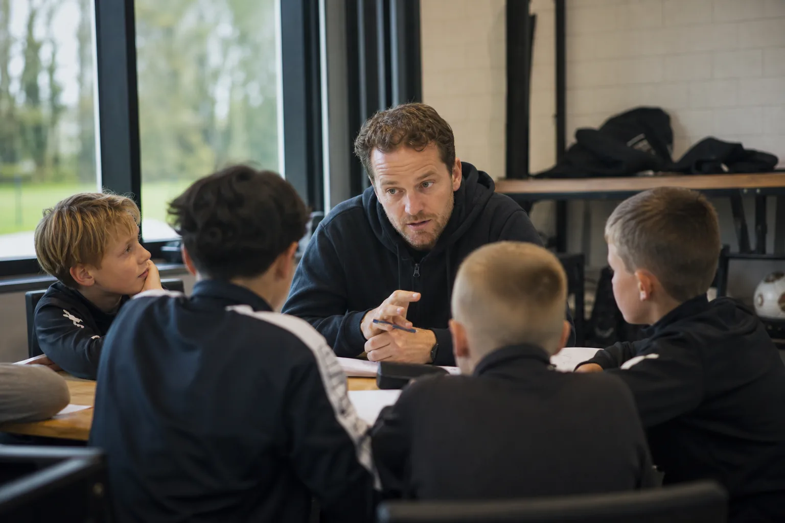 Een Nederlandse sportclub of leslokaal. Beeld bij het artikel: Welke gegevens moeten er echt binnen zijn voordat de bus met de klas vertrekt?